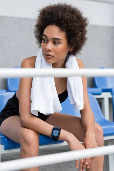 Африканська спортсменка з рушником на трибуні стадіону. — стокове фото