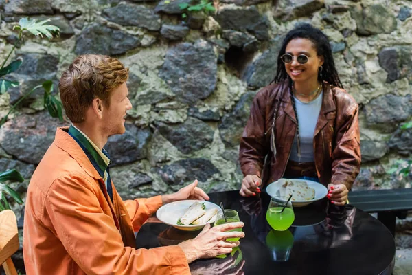 Happy interracial friends smiling during lunch in outdoor cafe terrace — Photo de stock