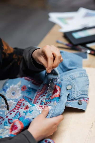 Cropped view of african american craftswoman embroidering denim jacket — Foto stock