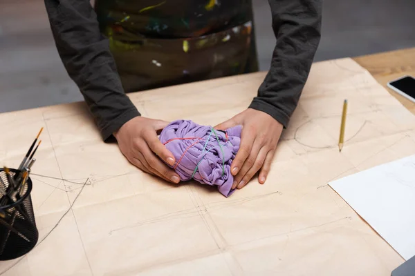 Обрізаний вид афроамериканського дизайнера, що тримає тканину з гумкою на швейному візерунку — стокове фото
