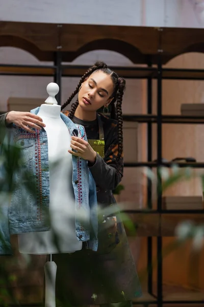 African american craftswoman wearing denim jacket on mannequin in workshop — Stock Photo