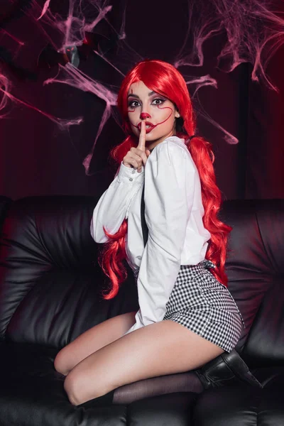 Mulher ruiva sexy em maquiagem halloween mostrando sinal de silêncio no fundo preto com teia de aranha — Fotografia de Stock