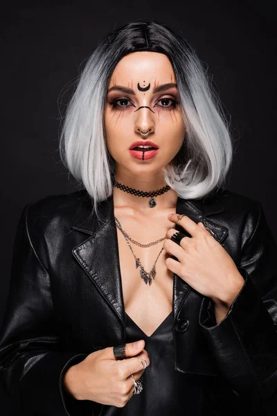 Sexy cinza loira mulher em bruxa traje e maquiagem olhando para a câmera isolada no preto — Fotografia de Stock