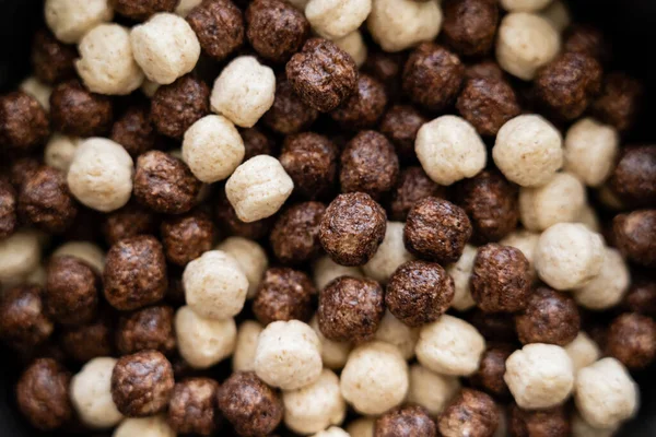 Vista dall'alto di palline di cereali con aromi di cioccolato e vaniglia — Foto stock