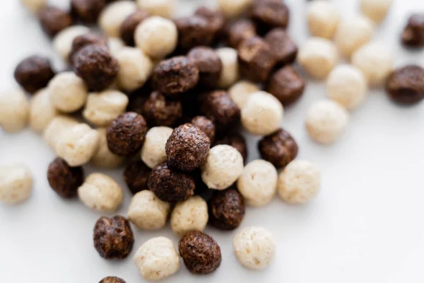 Vista da vicino di palline di cereali con aromi di cioccolato e vaniglia isolati su bianco — Foto stock