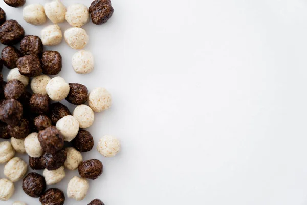 Vista superior de bolas de cereales con sabores de vainilla y chocolate aislados en blanco - foto de stock