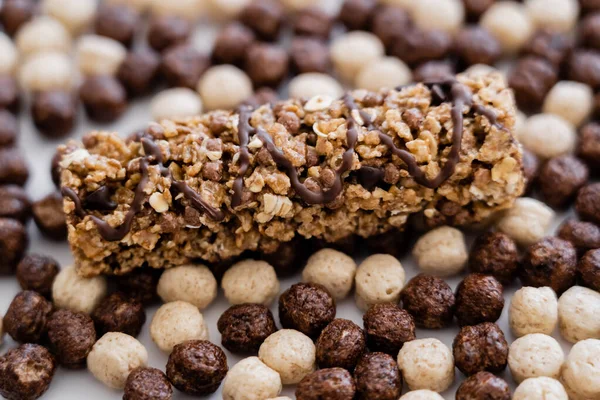 Vista de cerca de la barra de granola en bolas de cereales con sabores de vainilla y chocolate - foto de stock