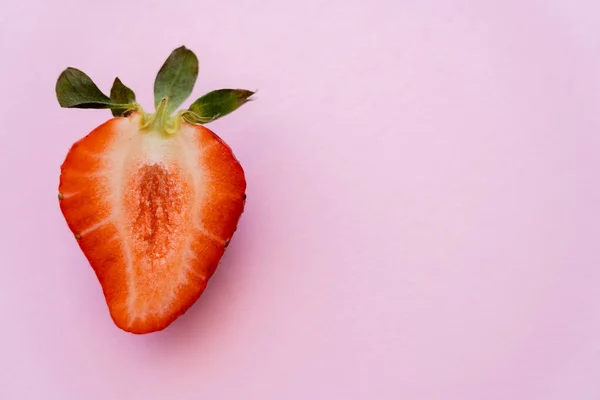 Draufsicht auf rote aufgeschnittene Erdbeere isoliert auf rosa mit Kopierraum — Stockfoto