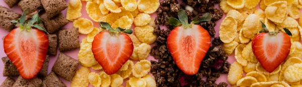 Vue de dessus des fraises fraîches sur assortiment de céréales pour petit déjeuner et granola sur rose, bannière — Photo de stock