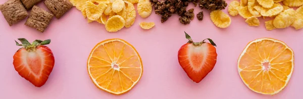 Vista dall'alto di assortiti cereali cereali fiocchi di mais e croccante granola vicino a frutti isolati su rosa, banner — Foto stock