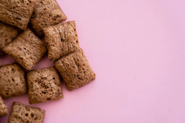 Draufsicht auf Schokolade Müslipuffs isoliert auf rosa mit Kopierraum — Stockfoto