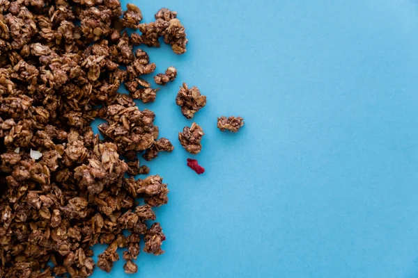 Vista superior de granola de aveia crocante e doce isolada em azul — Fotografia de Stock