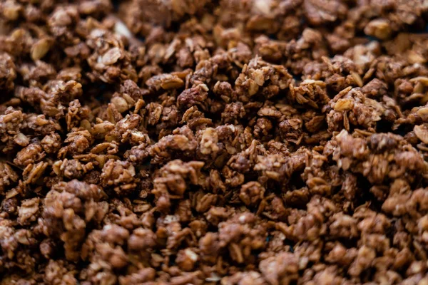 Vista de cerca de granola de avena crujiente y dulce - foto de stock