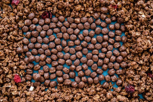 Vista dall'alto di gustose palline di cereali vicino alla croccante granola di cioccolato — Foto stock