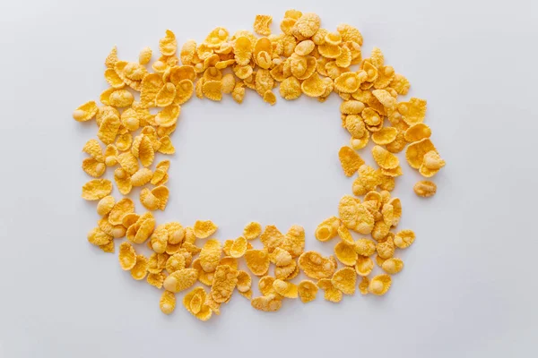 Draufsicht auf trockene und knusprige Cornflakes in Form eines Kreises isoliert auf weiß — Stockfoto