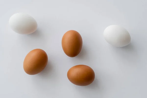 Vista superior de huevos de pollo sobre fondo blanco - foto de stock