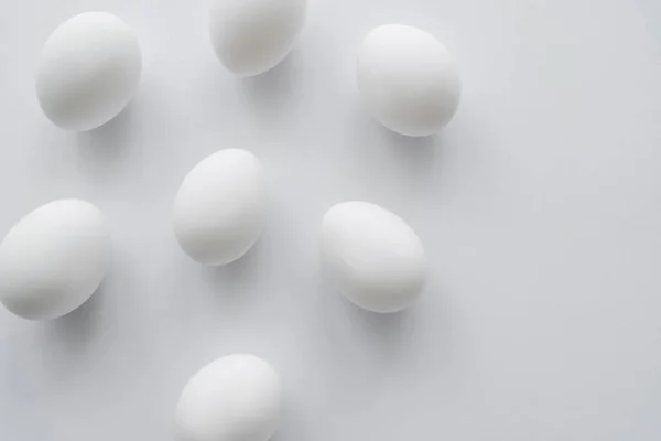 Vista superior de ovos de galinha naturais no fundo branco — Fotografia de Stock