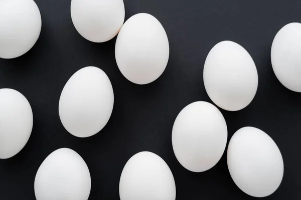 Vista superior de ovos de galinha branca isolados em preto — Fotografia de Stock