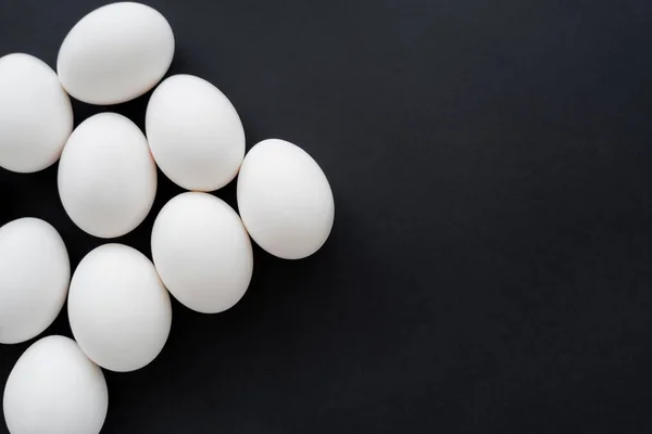 Vista superior de huevos orgánicos aislados en negro con espacio de copia - foto de stock