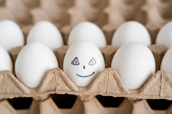 Пофарбоване куряче яйце в розмитий картонний лоток — стокове фото