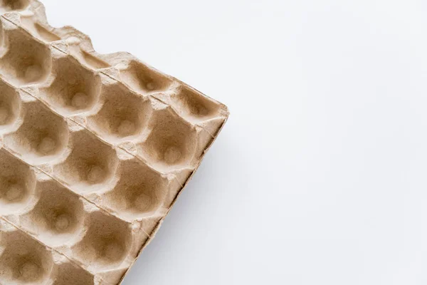 Vista superior de la caja de huevo de cartón vacía sobre fondo blanco — Stock Photo