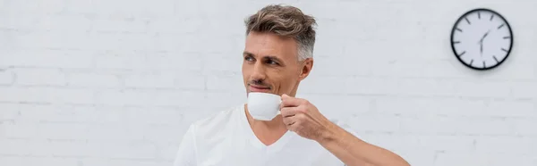 Mann im T-Shirt mit Kaffeebecher zu Hause, Transparent — Stockfoto