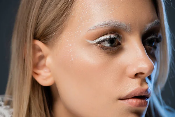 Primo piano di bella giovane donna con trucco invernale isolato su blu — Foto stock