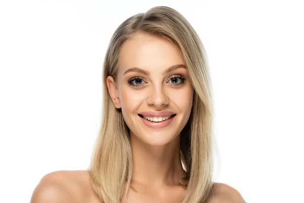 Retrato de mujer joven feliz con maquillaje natural y hombros desnudos mirando a la cámara aislada en blanco - foto de stock