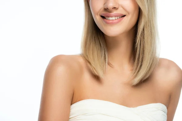 Vista cortada de mulher loira feliz com maquiagem natural e ombros nus isolados em branco — Fotografia de Stock