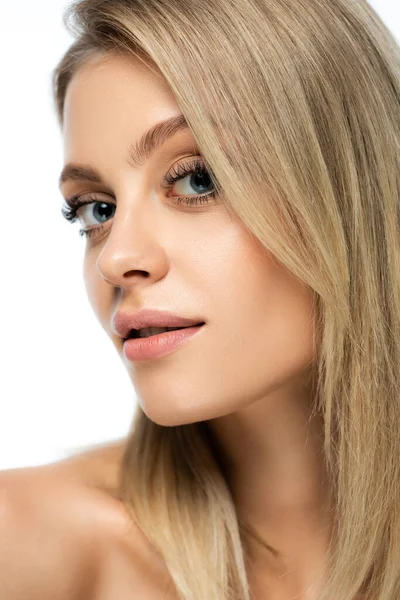 Retrato de jovem loira mulher com maquiagem natural olhando para a câmera isolada no branco — Fotografia de Stock