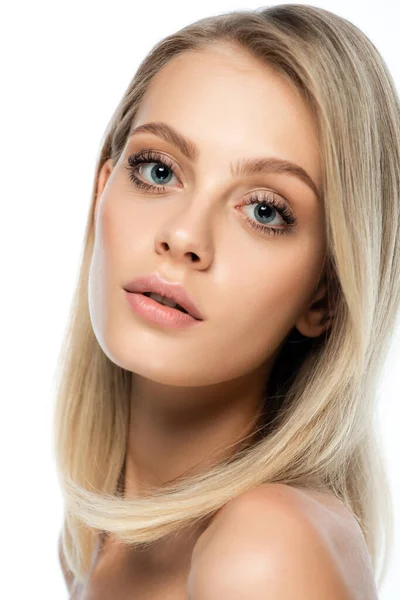 Портрет блондинки з натуральним макіяжем і блакитними очима дивиться на камеру ізольовано на білому — Stock Photo