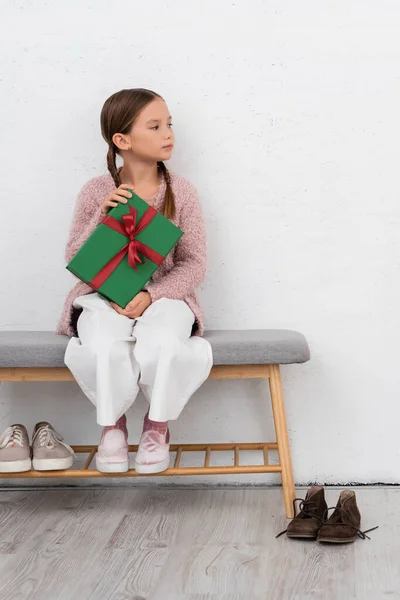 Preteen Mädchen hält Geschenkbox im Flur zu Hause — Stockfoto