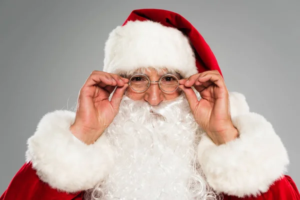 Ritratto di Babbo Natale con occhiali isolati su grigio — Foto stock