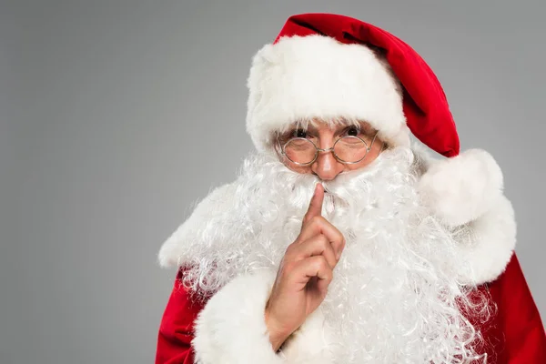 Retrato de pai natal mostrando gesto secreto na câmera isolado em cinza — Fotografia de Stock