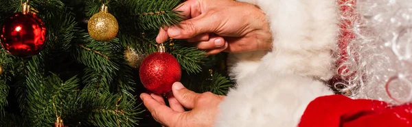 Vista ritagliata di Babbo Natale barbuto decorare l'albero di Natale con le bagattelle, banner — Foto stock