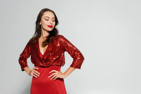 Femme à la mode en robe rouge posant sur fond gris — Photo de stock