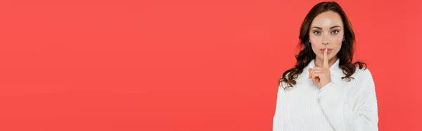 Brünette Frau im weißen Pullover zeigt geheime Geste in die Kamera isoliert auf rotem Banner — Stockfoto