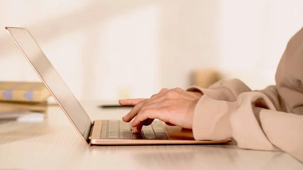 Vista ritagliata della donna utilizzando laptop con schermo vuoto a casa — Foto stock