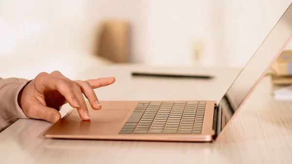 Vista recortada de freelancer usando touchpad laptop na mesa — Fotografia de Stock