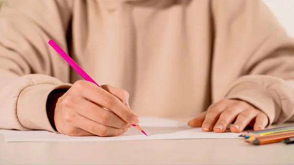 Vista recortada de dibujo de mujer con lápiz rosa sobre papel - foto de stock