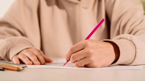 Ausgeschnittene Ansicht einer Frau, die zu Hause mit Farbstift zeichnet — Stockfoto