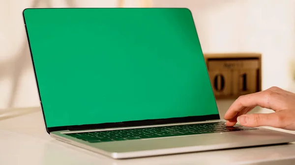 Vista recortada do freelancer usando laptop com chave chroma em casa — Fotografia de Stock