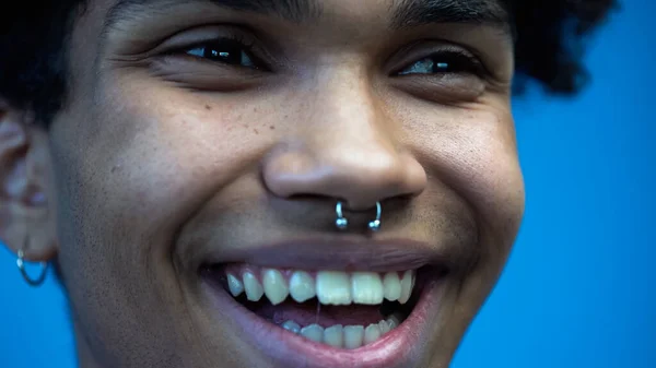 Close up view of cheerful african american man looking away isolated on blue — Stock Photo