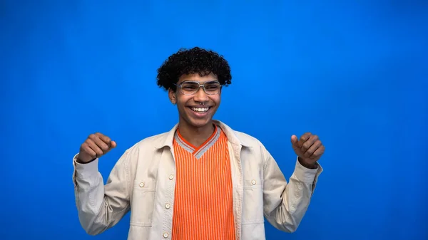 Homem americano africano alegre em óculos olhando para longe isolado em azul — Fotografia de Stock