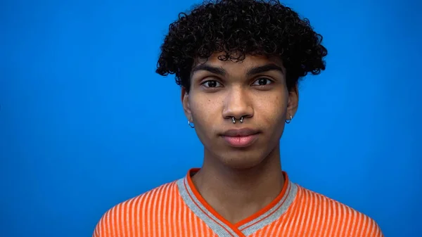 Retrato de hombre afroamericano con estilo mirando a la cámara aislada en azul - foto de stock