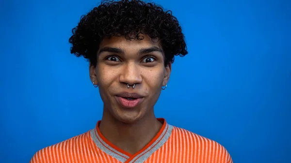 Amazed african american man looking at camera isolated on blue — Stock Photo