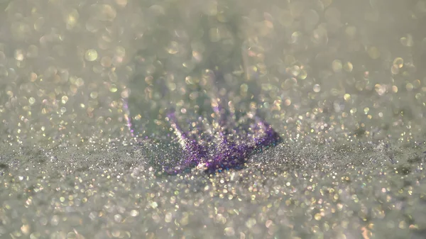 Vue rapprochée du fard à paupières brillant et violet avec scintillement — Photo de stock