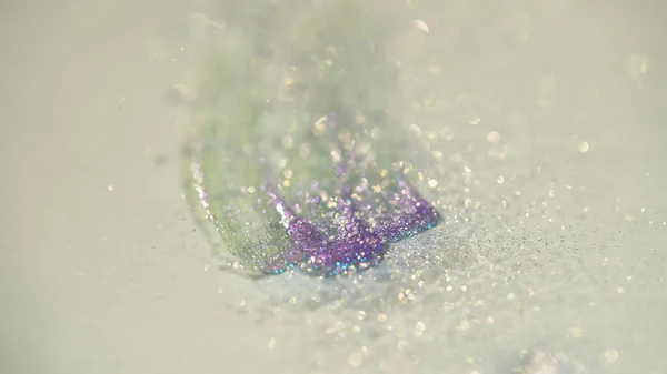 Vue rapprochée de paillettes violet brillant sur fond blanc — Photo de stock