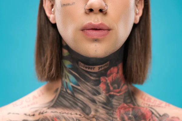 Vue recadrée de jeune homme percé de tatouages et de peau lisse isolé sur bleu — Photo de stock