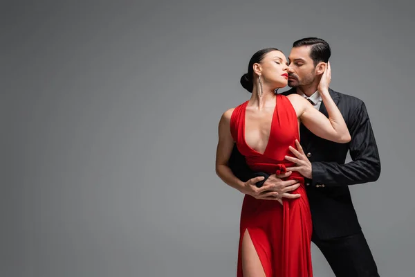 Couple élégant dansant tango isolé sur gris avec espace de copie — Photo de stock